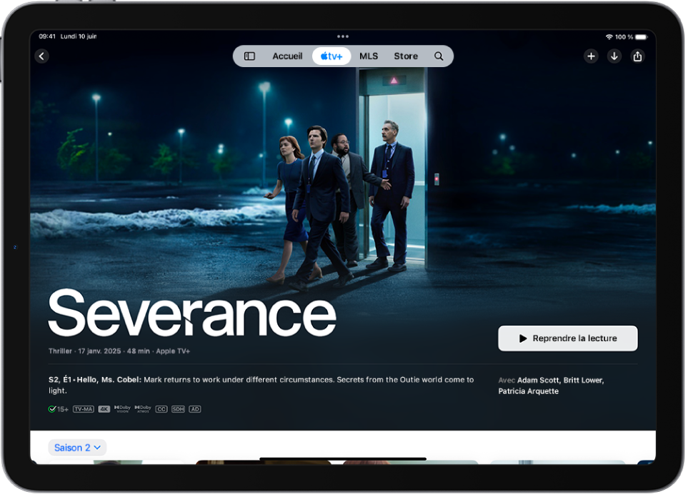 L’onglet Apple TV+ présentant une création Apple Original recommandée avec le titre, le bouton Lecture et une description de l’épisode. En haut de l’écran, de gauche à droite, se trouvent les onglets Accueil, Apple TV+, MLS, Store et Rechercher.