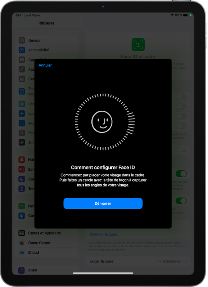 L’écran de configuration de la reconnaissance de Face ID. Un visage souriant est affiché à l’écran. Un cercle l’entoure. Le texte indique à l’utilisateur qu’il doit déplacer lentement sa tête de façon à remplir le cercle. Un bouton s’affiche pour Premiers pas vers le bas de l’écran.