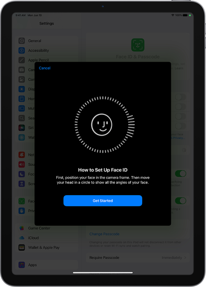 Face ID ઓળખની સેટઅપ સ્ક્રીન. સ્ક્રીન પર વર્તુળમાં સ્માઇલી ચહેરો બતાવવામાં આવે છે. નીચે લખેલી ટેક્સ્ટ યૂઝરને વર્તુળ પૂર્ણ કરવા માટે માથું ધીમે ધીમે મુવ કરવાની સૂચના આપે છે. શરૂ કરવા માટેનું બટન સ્ક્રીનમાં નીચે બાજુમાં દેખાય છે.