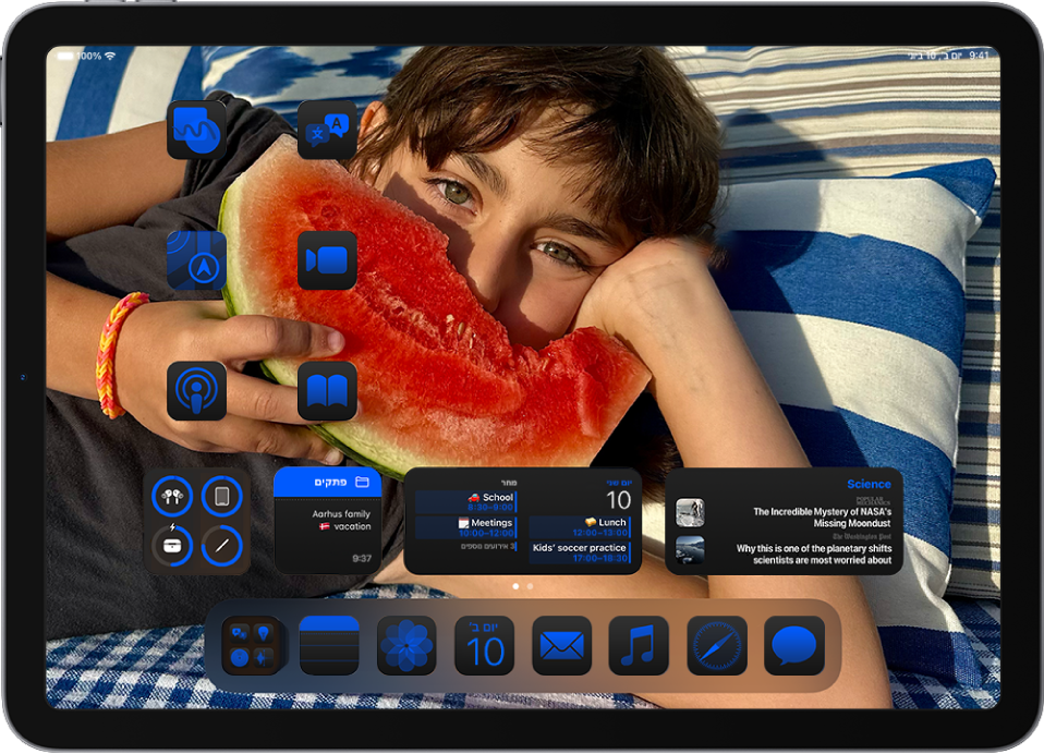מסך הבית של ה‑iPad. יישומים מוצגים באותו צבע בתחתית המסך ובצדדיו ומשלימים את הצבע של תמונת הרקע.