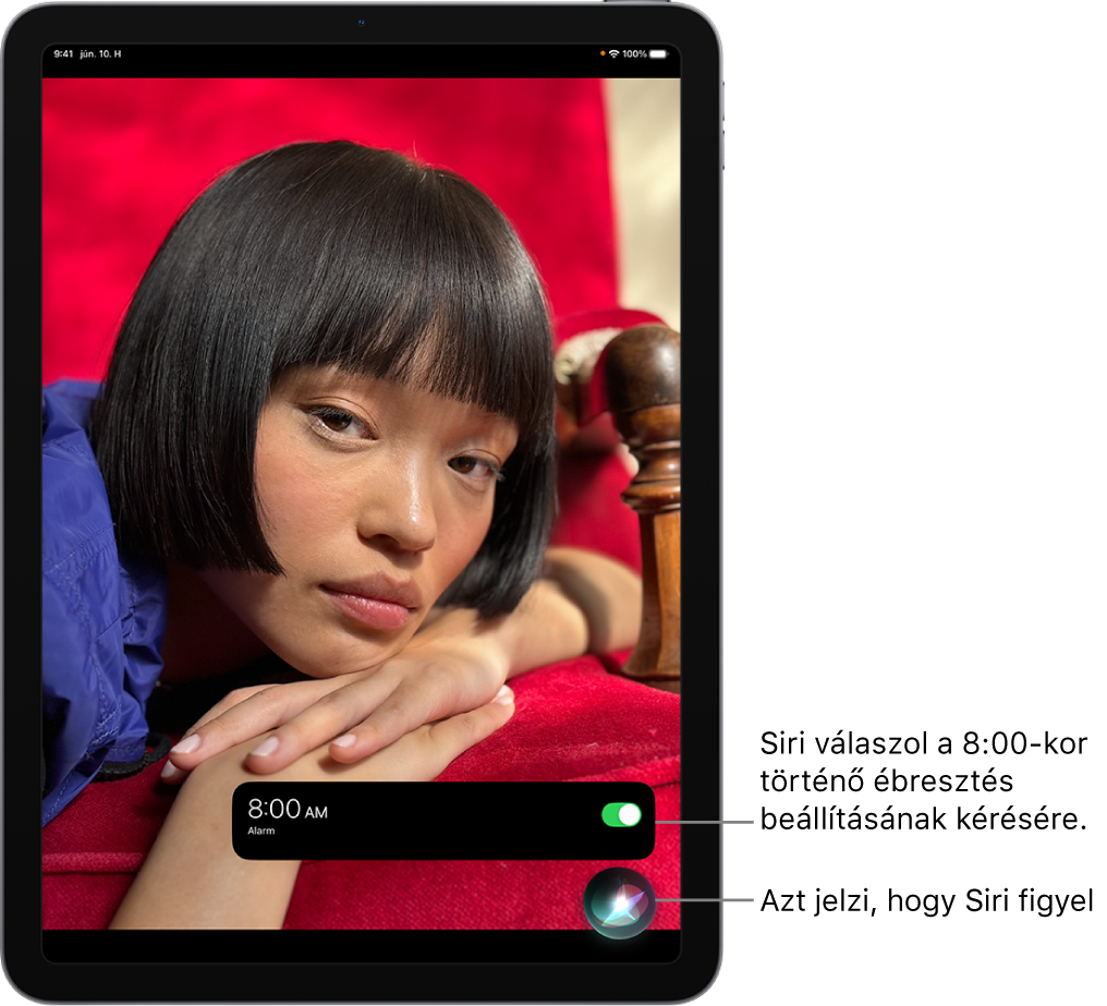 Egy iPad képernyője. A képernyő alján az Óra app értesítése azt jelzi, hogy az ébresztés be lett kapcsolva reggel 8 órára. Az értesítés alatt lévő ikon azt jelzi, hogy Siri elérhető.
