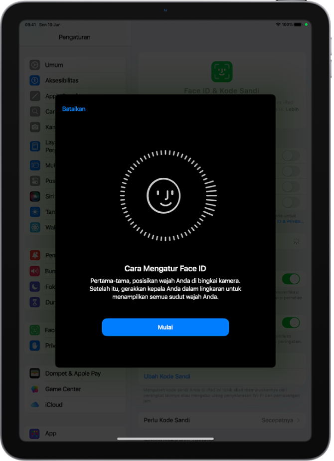 Layar pengaturan pengenalan Face ID. Wajah smiley ditampilkan di layar, dikelilingi lingkaran. Teks di bawah menginstruksikan pengguna untuk memindahkan kepalanya secara perlahan untuk melengkapi lingkaran. Tombol untuk Memulai muncul di dekat bagian bawah layar.