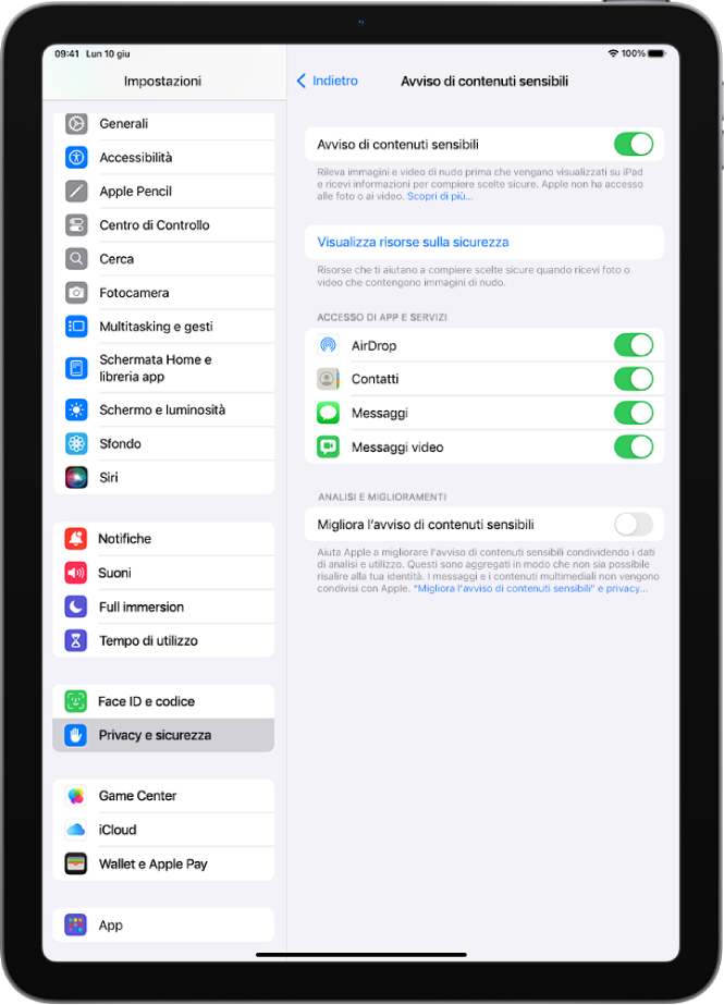 Le impostazioni per gli avvisi per i contenuti sensibili, con il pulsante “Visualizza risorse sulla sicurezza” e il pulsante “Migliora l’avviso di contenuti sensibili” per condividere dati di analisi e utilizzo con Apple.