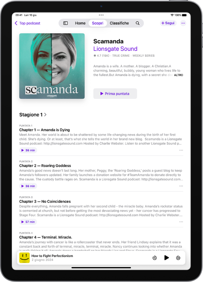 La pagina di un programma nell’app Podcast che mostra le puntate di una stagione con i riepiloghi di ciascun capitolo e il player nella parte inferiore.