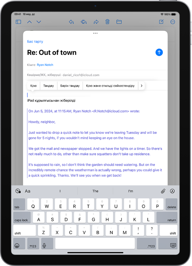 Пернетақтаның үстінде тіркеме опциялары бар жазылып жатқан жоба жазба электрондық пошта хабары.