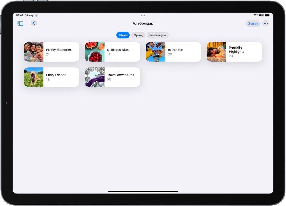 «Фотолар» қолданбасында «Альбомдар» ашық. «Жеке» параметрі таңдалған. iPad экранының қалғаны альбомдар миниатюраларын торда көрсетеді.