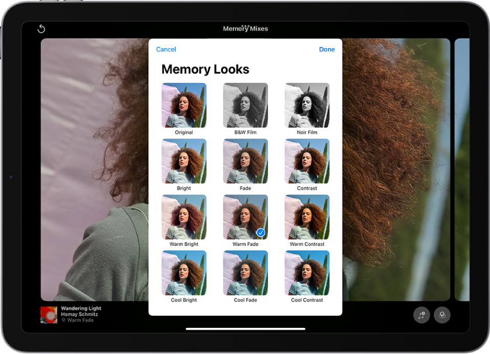Ekrāna vidū ir redzama atmiņa. Ekrāna apakšdaļā (no kreisās puses uz labo) ir pogas Memory Mixes, Photos un Movie. Ekrāna augšā pa labi ir pogas Volume, More un Close. Ekrānā pa kreisi ir atskaņotās dziesmas atmiņa un nosaukums, kā arī izpildītājs.