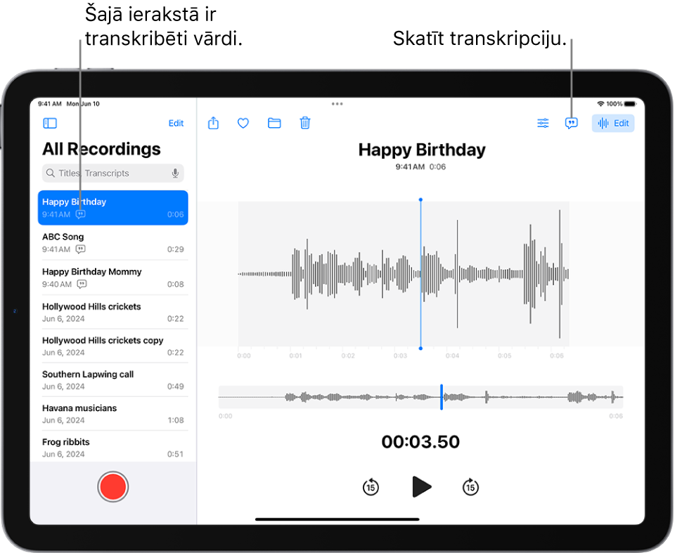 Lietotnē Voice Memos veikts ieraksts. Ierakstu saraksts ir kreisajā pusē, tā augšpusē ir atlasīts ieraksts. Labajā pusē skaņas līknei ir atskaņošanas atzīme, kuru varat vilkt uz noteiktu vietu ierakstā. Virs skaņas līknes ir pogas Share, Favorite, Move, Delete, Playback Settings, Transcription un Edit. Zem laika skalas ir Playback vadīklas.