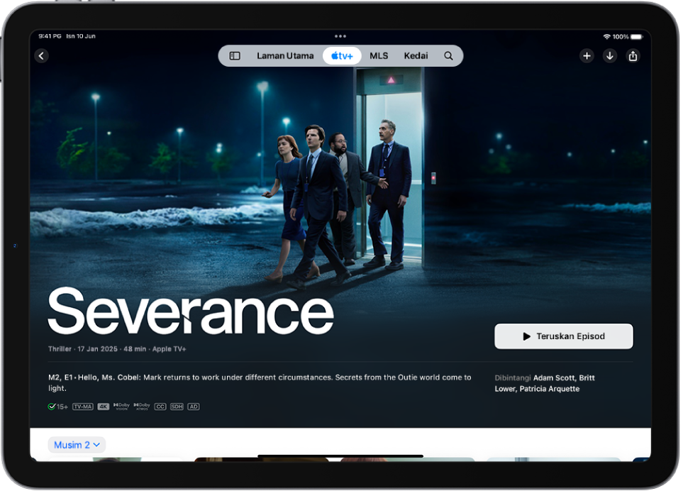 Tab Apple TV+ menunjukkan Apple Original ditampilkan dengan tajuk, butang Mainkan dan perihalan episod. Di bahagian atas skrin, dari kiri ke kanan, ialah tab Laman Utama, Apple TV+, MLS, Kedai dan Cari.