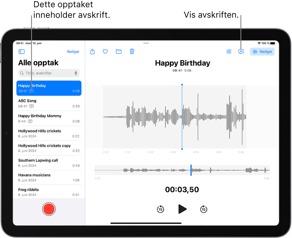 Et opptak i Taleopptak. Listen over opptak vises til venstre, og et opptak er markert øverst. Til høyre har bølgeformen et spillehode som du kan flytte for å gå til ønsket sted i opptaket. Over bølgeformen vises knappene Del, Favoritt, Flytt, Slett, Avspillingsinnstillinger, Avskrift og Rediger. Under vises tidslinjen og avspillingskontrollene.
