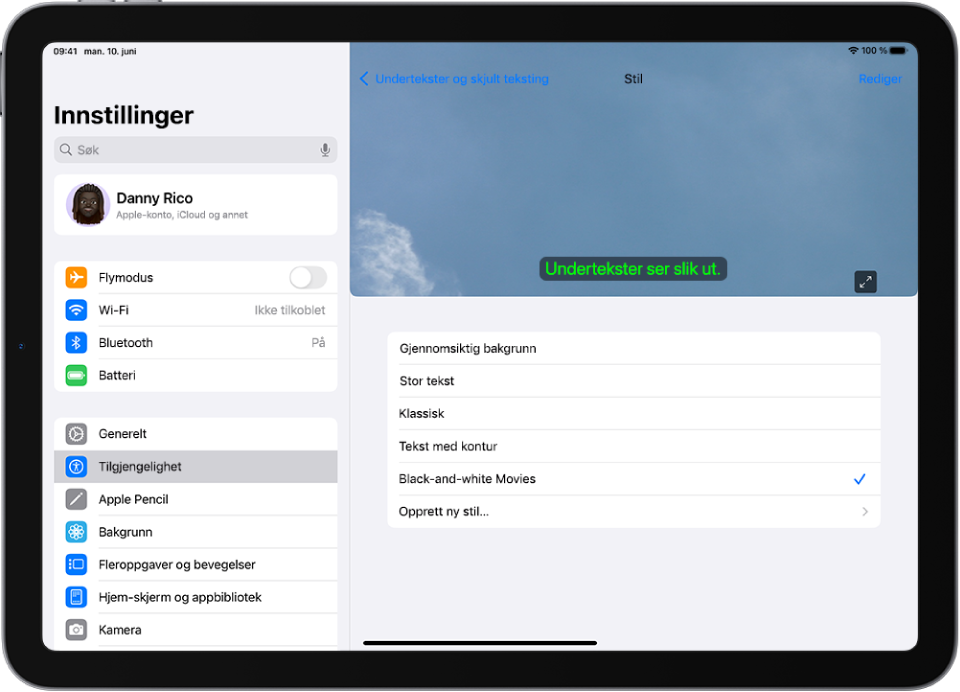 En iPad som viser et eksempel på undertekster med en tilpasset stil.