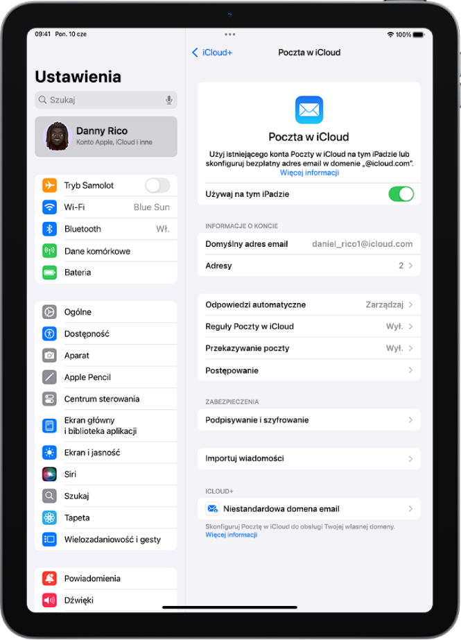 Aplikacja Ustawienia wyświetlająca ekran Poczta w iCloud. Na dole menu widoczna jest opcja Niestandardowa domena email.