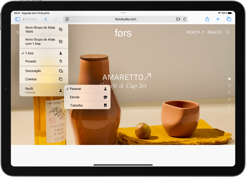 No Safari, o menu Grupos de Abas está aberto. Na parte inferior do menu, Perfil está selecionado e um menu mostra as opções Pessoal, Escola e Trabalho.