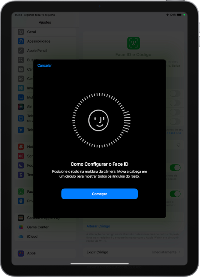A tela de configuração de reconhecimento do Face ID. Um rosto sorridente aparece na tela, envolto por um círculo. Um texto abaixo do rosto instrui a pessoa a mover a cabeça lentamente para completar o círculo. O botão para Começar aparece perto da parte inferior da tela.