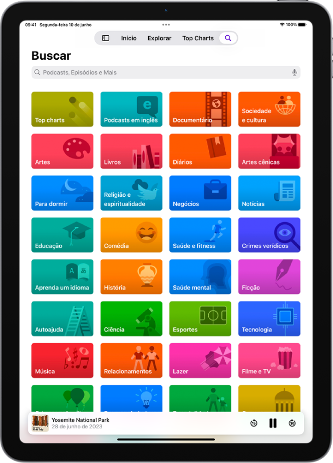 Tela de Busca no app Podcasts, mostrando categorias de podcasts. Na parte inferior da tela estão a capa do episódio, o título do episódio e os botões Retroceder, Pausar e Avançar.