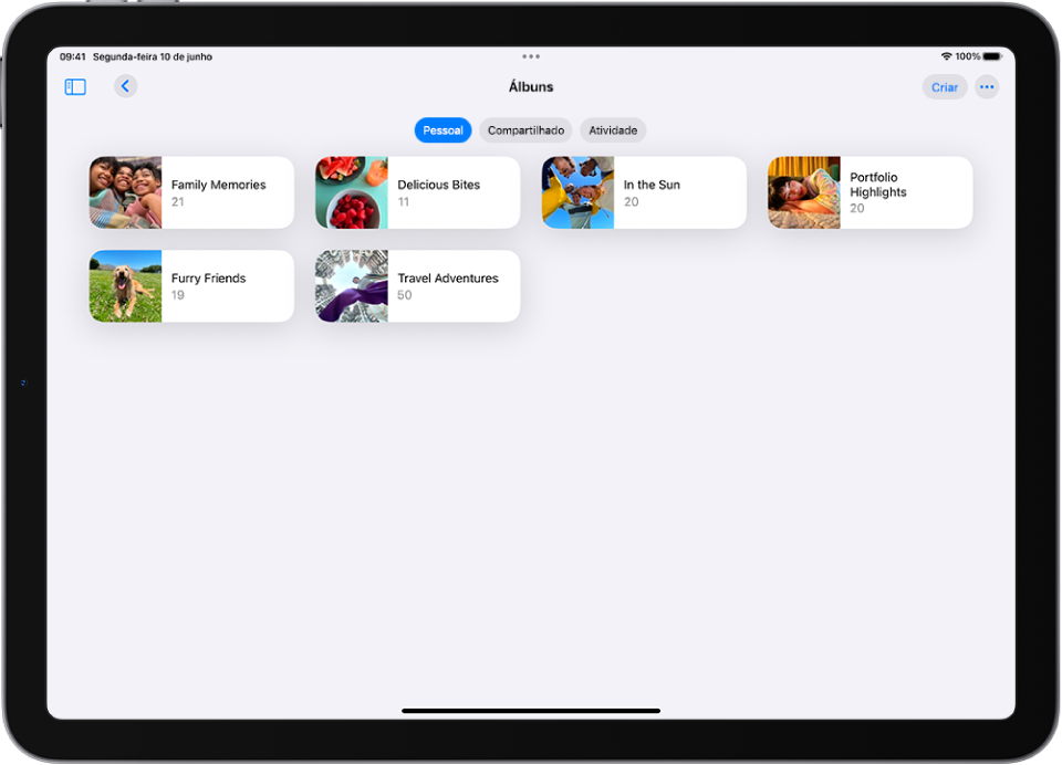 O app Fotos está aberto em Álbuns. Pessoal está selecionado. O resto da tela do iPad mostra miniaturas dos álbuns em uma grade.