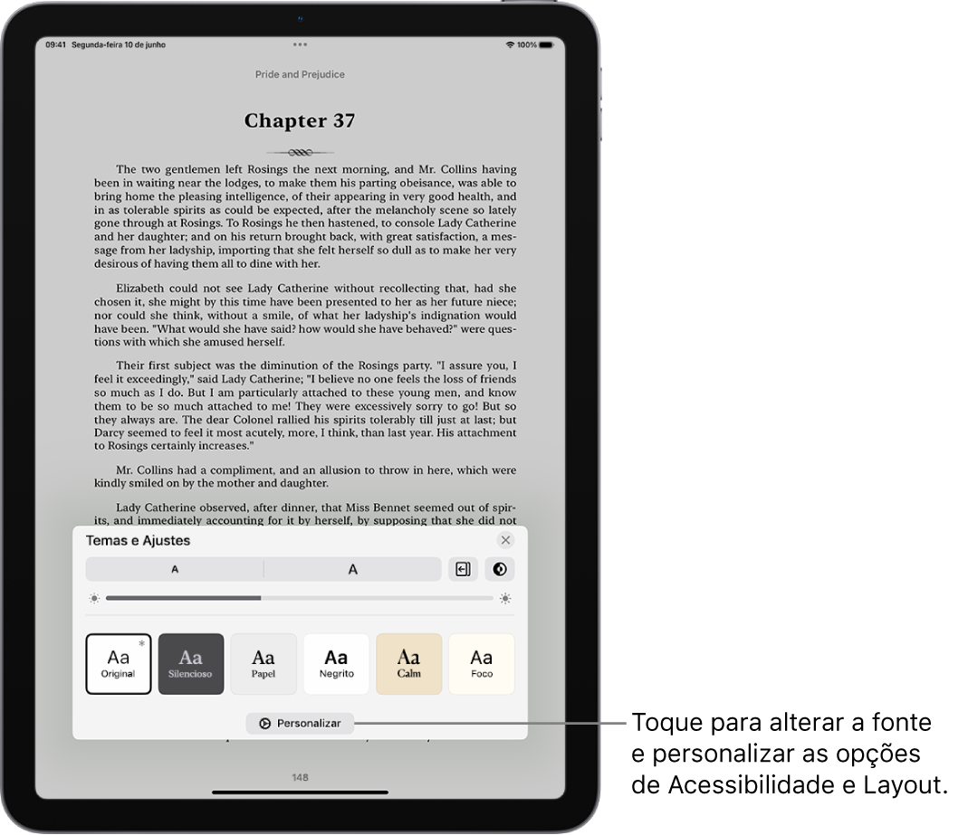 Página de um livro no app Livros. As opções de Temas e Ajustes mostram os controles de opções de tamanho da fonte, visualização da rolagem, estilo de virada de página, brilho e estilos de fonte.