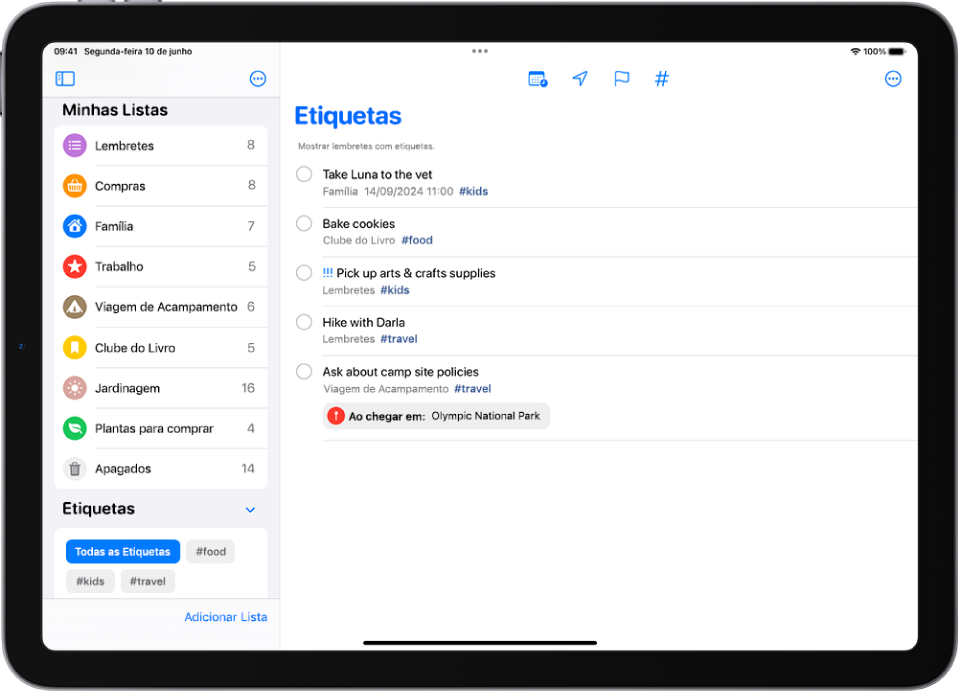 O app Lembretes mostrando várias listas e o Navegador de Etiquetas no lado esquerdo. À direita, uma lista de todos os itens com etiquetas.