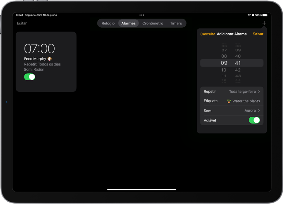 A aba Alarmes no app relógio, com ajustes para alterar a hora do alarme, escolher se o alarme repete, adicionar uma etiqueta ao alarme, selecionar um som de alarme e ativar o adiamento.
