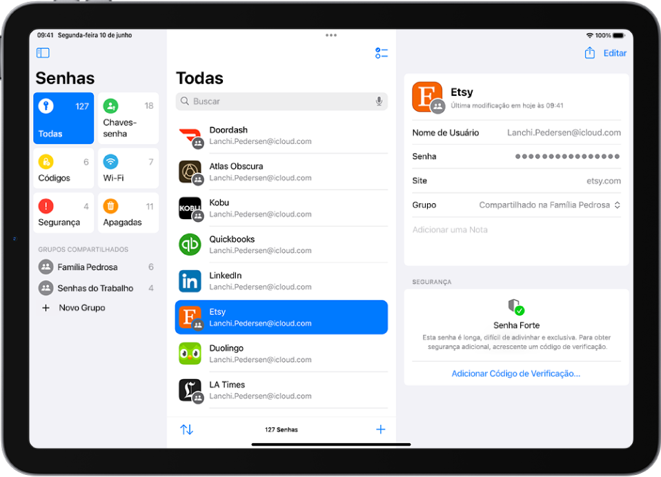 O app Senhas mostrando uma lista de apps. Um app está selecionado e mostra o nome de usuário, a senha oculta, o site e o grupo que compartilha a senha.