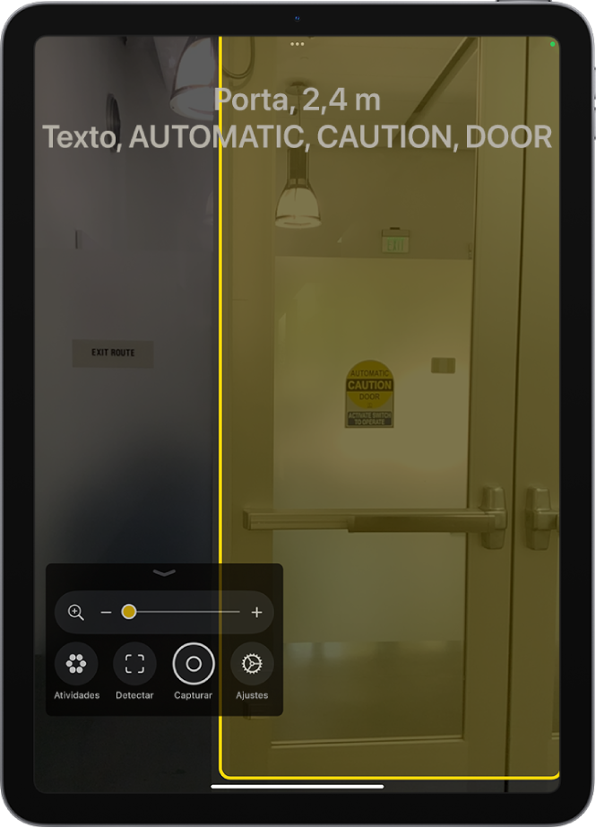 O app Lupa está aberto e uma porta está sendo detectada. Uma descrição mostra a distância da porta e o que diz o texto nela.