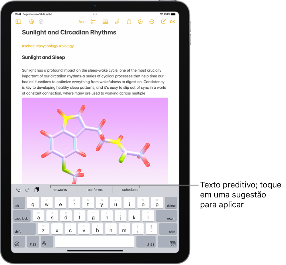 Um teclado na tela está aberto no app Notas. Um texto é digitado no campo de texto e, acima do teclado, há sugestões de texto preditivo para a próxima palavra.