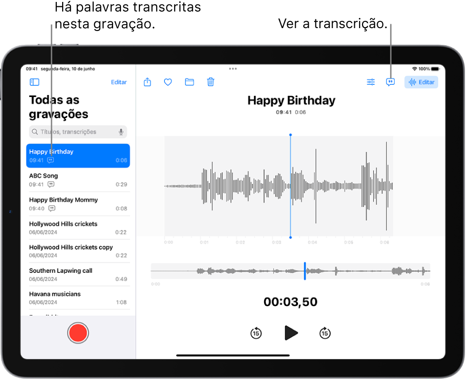 Uma gravação feita na aplicação Dictafone. A lista de gravações está à esquerda, com uma gravação selecionada na parte superior. À direita, a forma de onda tem um cursor de reprodução, que pode arrastar para ir para um local específico da gravação. Por cima da forma de onda encontram‑se os botões “Partilhar”, “Favorito”, “Mover”, “Apagar”, “Definições de reprodução”, “Transcrição” e “Editar”. Por baixo do cronograma encontram-se os controlos de reprodução.
