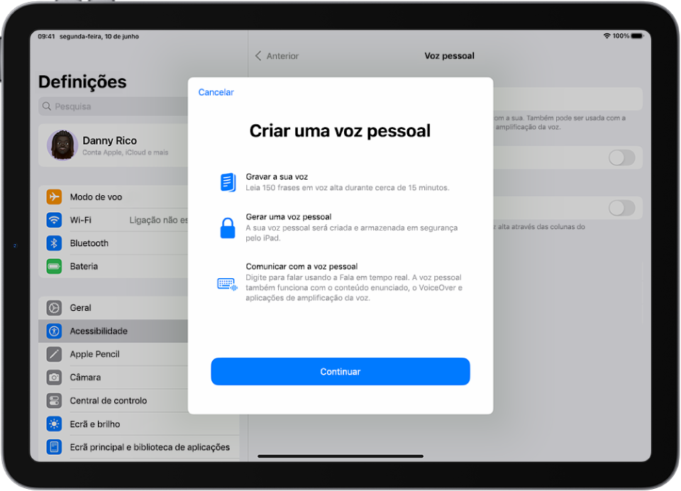 Um iPad com informações sobre como criar uma voz pessoal.