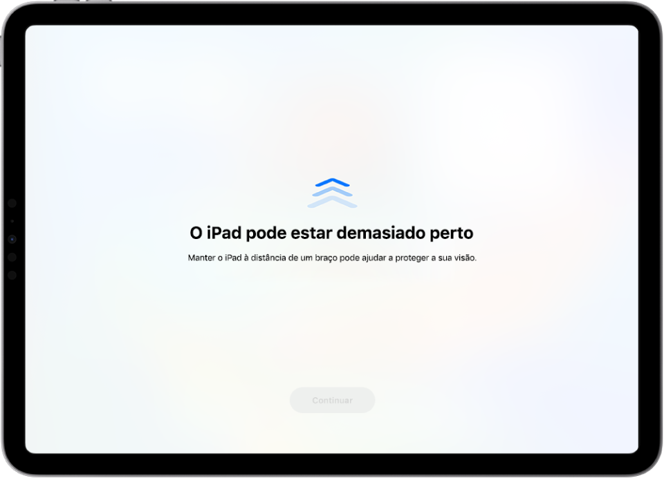 Um ecrã a avisar que está a segurar o iPad demasiado perto e que deverá afastá-lo para proteger a sua saúde ocular. O aviso cobre o ecrã, impedindo que continue. Há um botão “Continuar” que fica ativo quando afasta o iPad para uma distância segura.