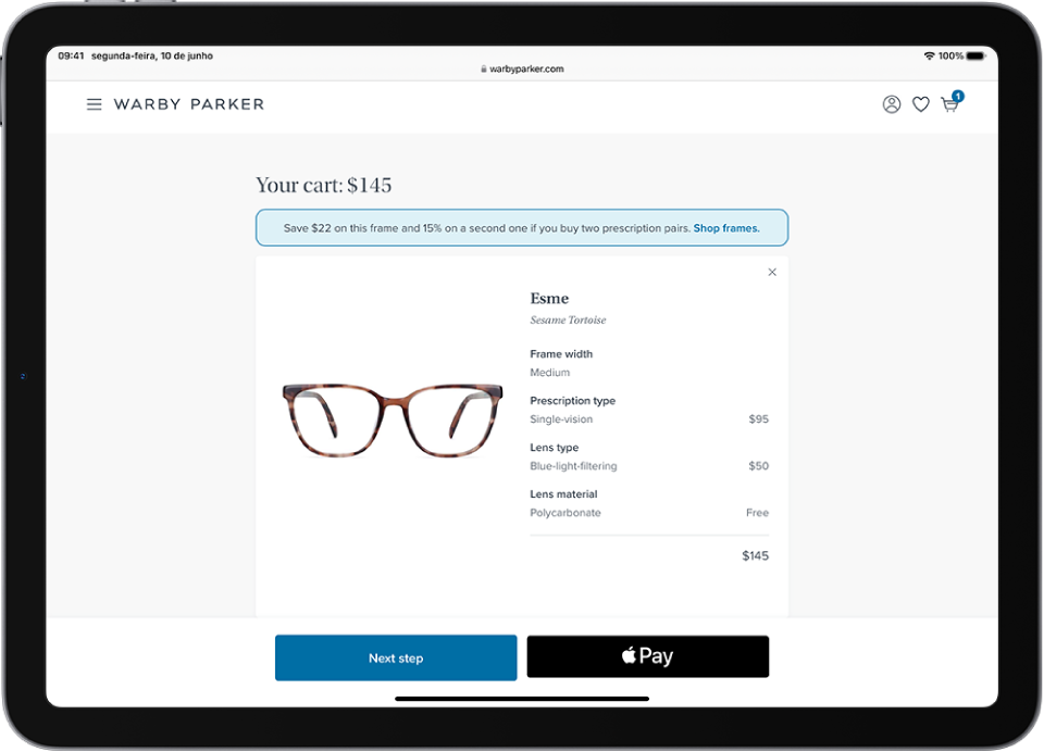 Uma página web do Safari a mostrar um carrinho de compras com os preços dos artigos selecionados. O botão Apple Pay está no canto inferior direito.