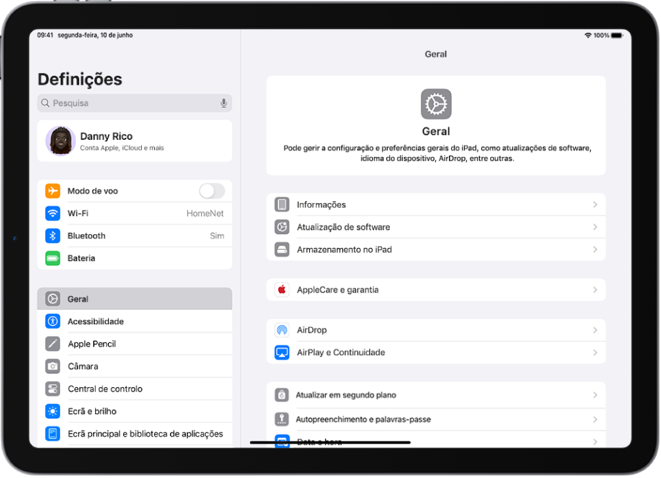 O ecrã principal do iPad com vários ícones de aplicação, incluindo o ícone da aplicação Definições, no qual pode tocar para alterar o volume de som, o brilho no ecrã e outras definições do iPad.