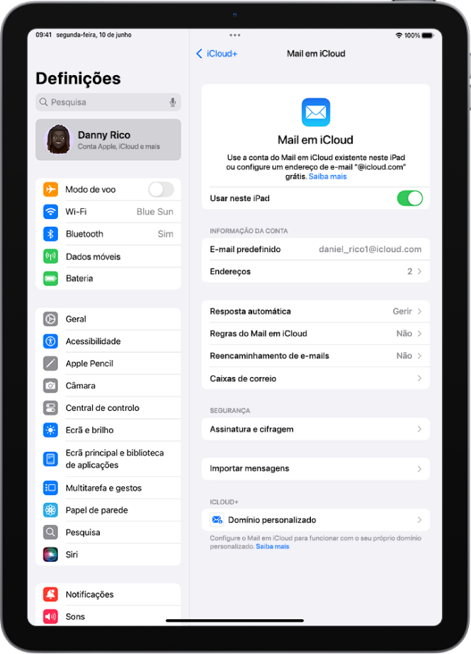 A aplicação Definições aberta no ecrã Mail em iCloud. A opção Domínio de e-mail personalizado encontra-se na parte inferior do menu.