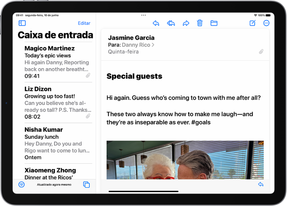 Um iPad com a aplicação Mail aberta. As mensagens de e-mail são apresentadas com texto grande e a negrito.