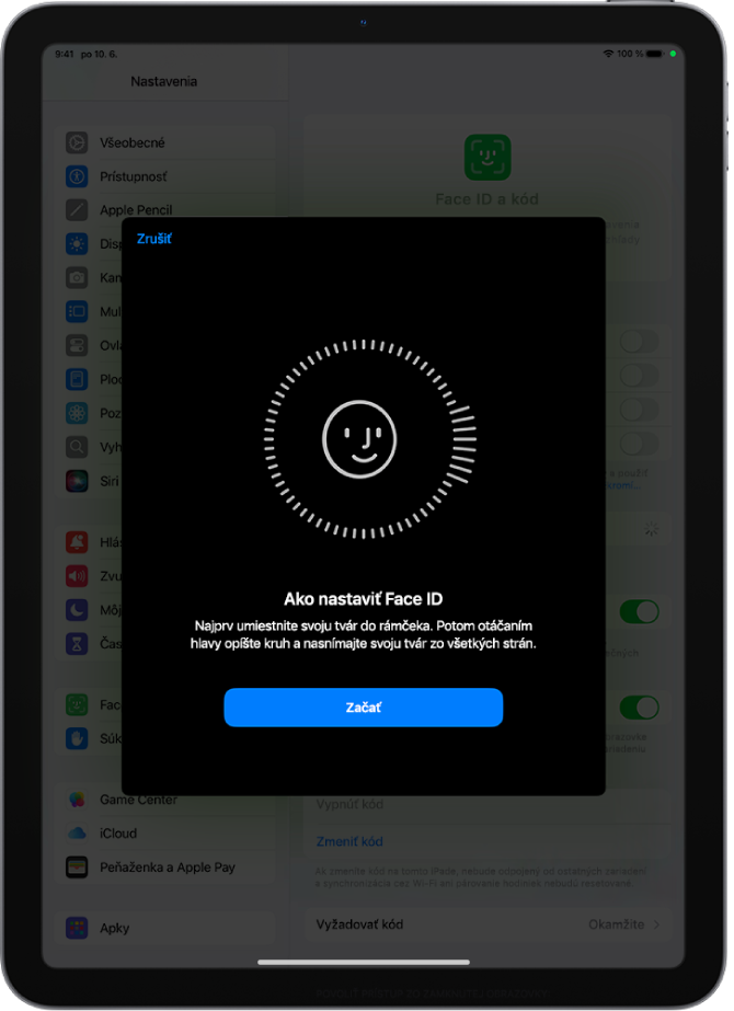 Obrazovka nastavenia rozpoznávania funkciou Face ID. Na obrazovke je smajlík v kruhu. Text pod ním žiada užívateľa, aby pomalým pohybom hlavy opísal celý obvod kruhu. V dolnej časti obrazovky sa nachádza možnosť Začíname.