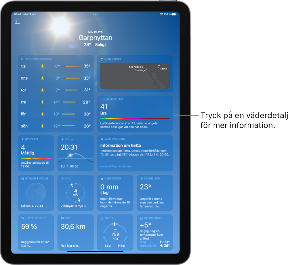 Skärmen Väder med platsen överst och under det aktuell temperatur och aktuellt väderförhållande. Resten av skärmen innehåller väderdetaljer som en tiodygnsprognos, en nederbördskarta, månens position, vindriktning och -styrka, UV-index, tidpunkten för solnedgången, vad temperaturen känns som och en nederbördsprognos.