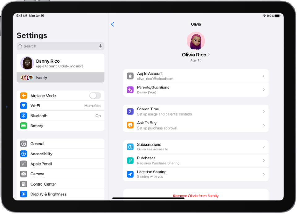 டீனேஜ் குடும்ப உறுப்பினருக்கு கிடைக்கக்கூடிய “வாங்க அனுமதி கோருக”, Apple Cash போன்ற அம்சங்களைக் காட்டும் அமைப்புகள் திரை.