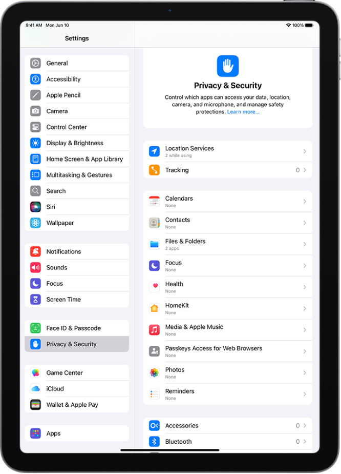 உங்கள் iPadஇன் இருப்பிடத்தைப் பகிர்வதற்கான விருப்பங்களுடன், தனியுரிமை & பாதுகாப்பு அமைப்புகளில் உள்ள இருப்பிடச் சேவைகள் அமைப்புகள். இதில் தனிப்பட்ட செயலிகளுக்கான பிரத்தியேக அமைப்புகளும் இருக்கின்றன.