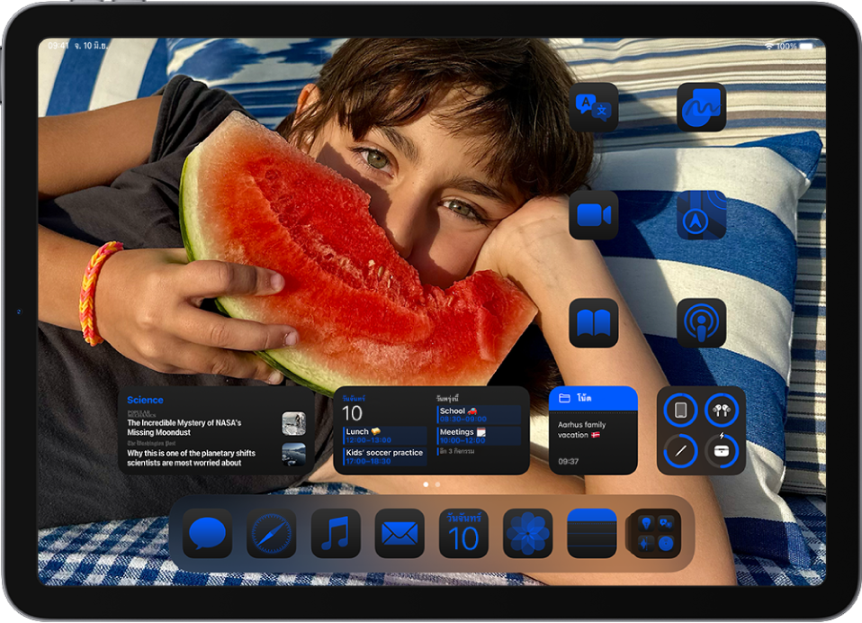 หน้าจอโฮม iPad แอปแสดงขึ้นในสีเดียวกันที่ขอบด้านล่างสุดและขอบด้านข้างของหน้าจอ และสอดรับกับสีในรูปภาพพื้นหลัง