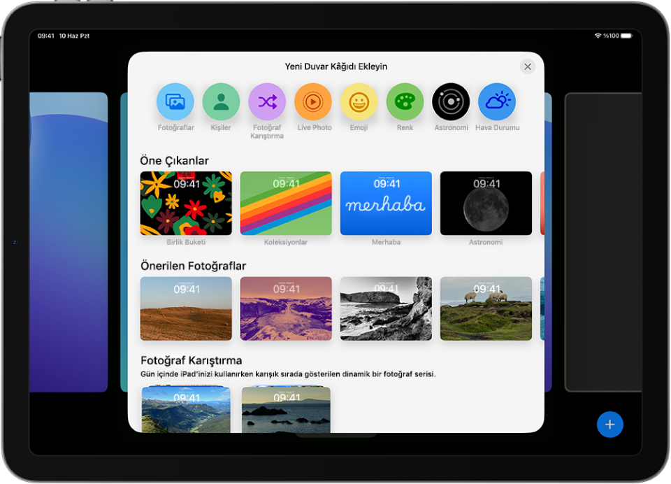 Yeni Duvar Kâğıdı Ekle ekranı, iPad kilitli ekranını özelleştirmek için Öne Çıkanlar ve Önerilen Fotoğraflar gibi kategoriler hâlinde duvar kâğıdı seçenekleri galerisini gösteriyor. En üstte; kilitli ekrana fotoğraf, kişi, fotoğraf karıştırma, emoji ve hava ekranı arka planı ekleme düğmeleri var.