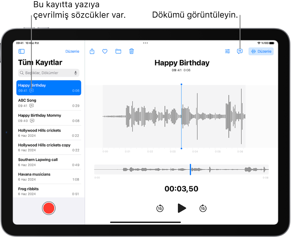 Sesli Notlar’da yapılmış bir kayıt. En üstte seçili kayıt olmak üzere kayıtların listesi sol tarafta. Sağ taraftaki dalga biçiminde, kayıtta belirli bir yere gitmek için sürükleyebileceğiniz bir oynatma çubuğu var. Dalga biçiminin üst tarafında Paylaş, Favorilere Ekle, Taşı, Sil, Çalma Ayarları, Döküm ve Düzenle düğmeleri bulunuyor. Zaman ekseninin altında Çalma denetimleri var.