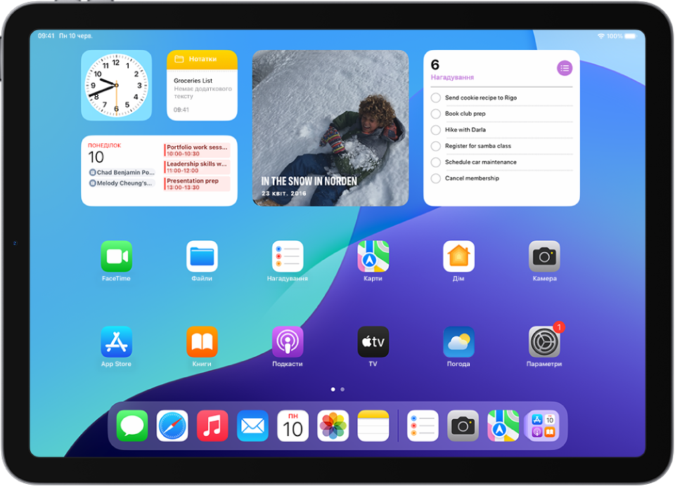 Початковий екран: з лівого боку Dock відображаються сім улюблених програм, а з правого — три пропоновані програми. Крайня права іконка на Dock відкриває Бібліотеку програм.
