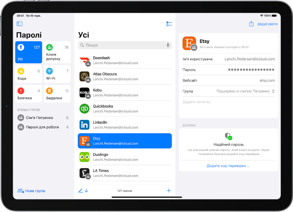 Головний екран програми «Паролі». На бічній панелі ліворуч показано типи паролів (вибрано «Усі»), посередині — список усіх облікових записів з паролями (вибрано Etsy), і праворуч — деталі облікового запису Etsy.
