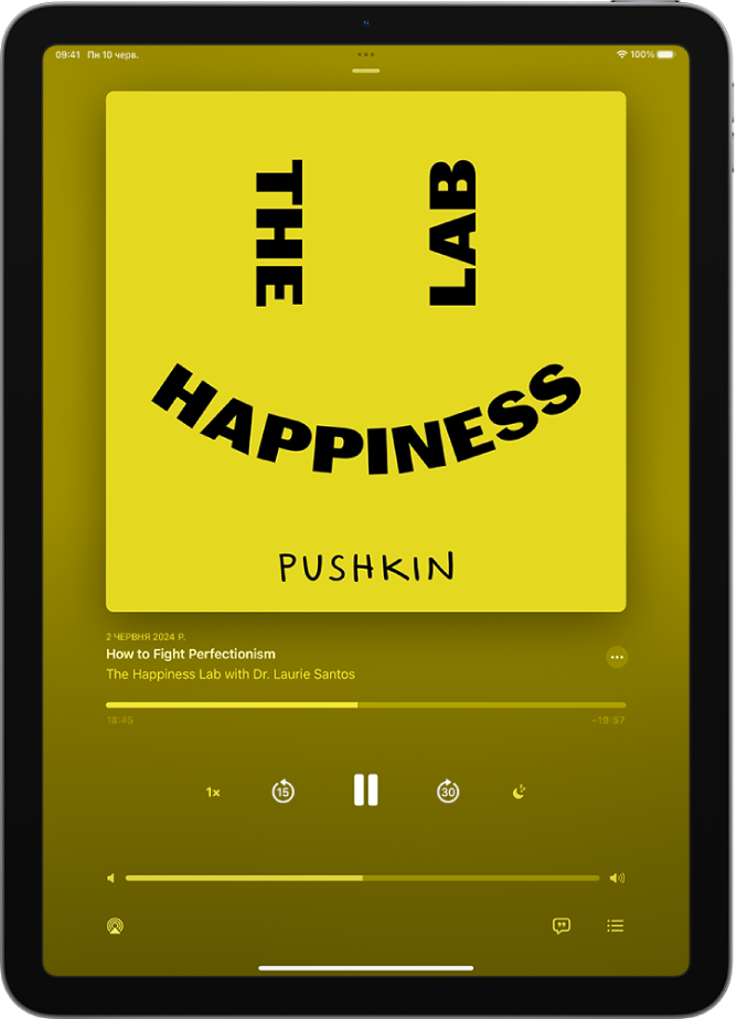 Екран «Зараз грає» в програмі «Подкасти» з обкладинкою подкасту, назвою епізоду, елементами керування відтворенням і повзунком регулювання гучності. Внизу екрана знаходяться іконка AirPlay і кнопка «На черзі».