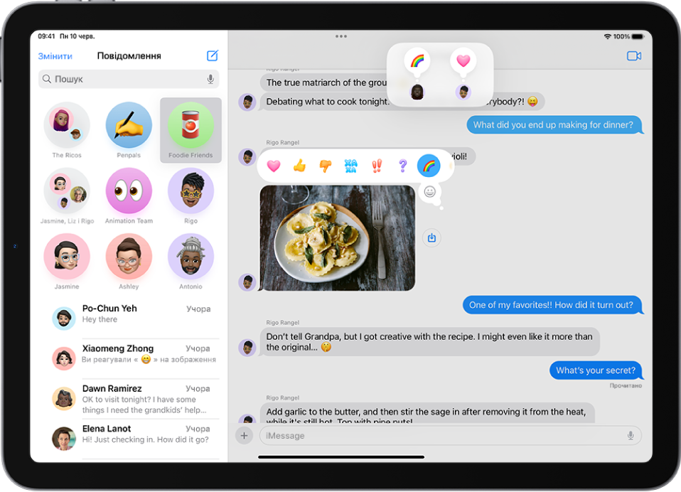 Розмова в Повідомленнях з атрибутами Tapback у верхній частині екрана і меню Tapback над повідомленням.