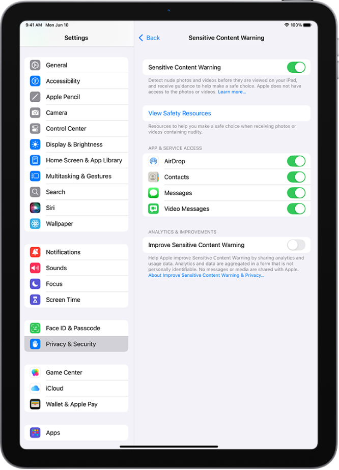 حساس مواد کے انتباہ کی سیٹنگ، جس میں “حفاظتی وسائل دیکھیں” لیبل والا بٹن ہے اور Apple کے ساتھ تجزیوں اور استعمال کے ڈیٹا کو شیئر کرنے کے لیے “حساس مواد کے انتباہ کو بہتر بنائیں” لیبل والا بٹن ہے۔