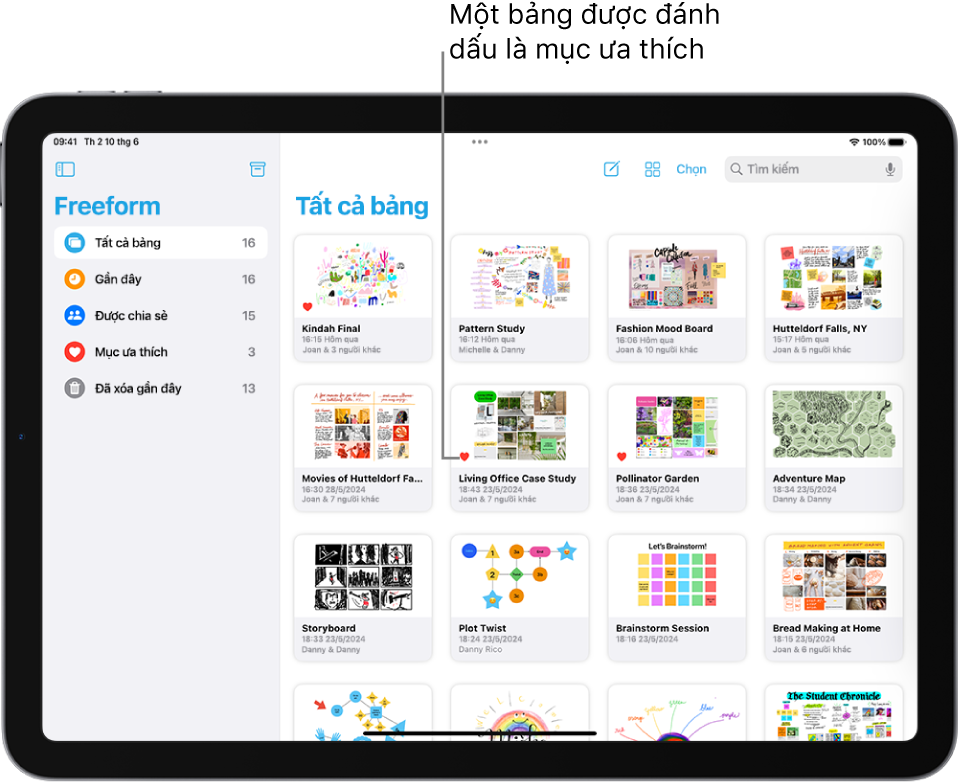 Freeform được mở trên iPad. Tất cả bảng được chọn trong thanh bên và các hình thu nhỏ bảng xuất hiện ở bên phải.