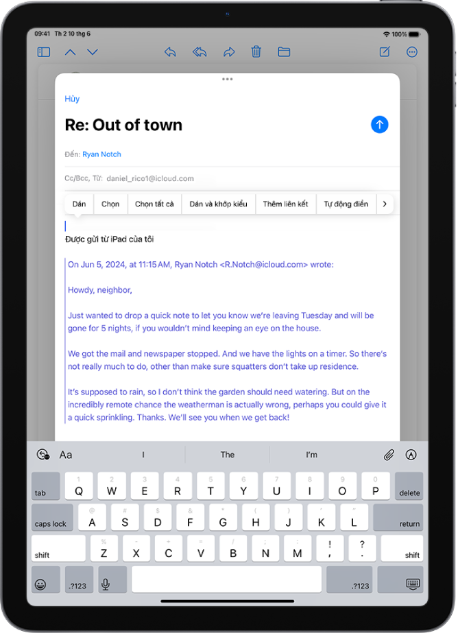 Một email nháp đang được soạn với các tùy chọn tệp đính kèm phía trên bàn phím.