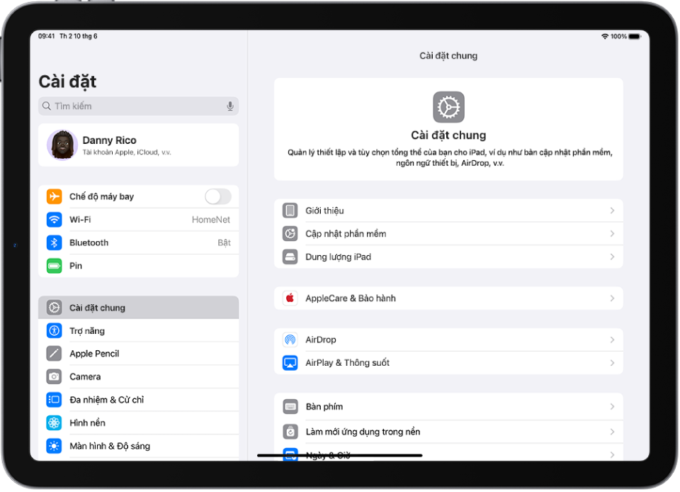 Màn hình chính của iPad với một vài biểu tượng ứng dụng, bao gồm biểu tượng ứng dụng Cài đặt mà bạn có thể chạm để thay đổi âm lượng âm thanh, độ sáng màn hình, v.v của iPad.