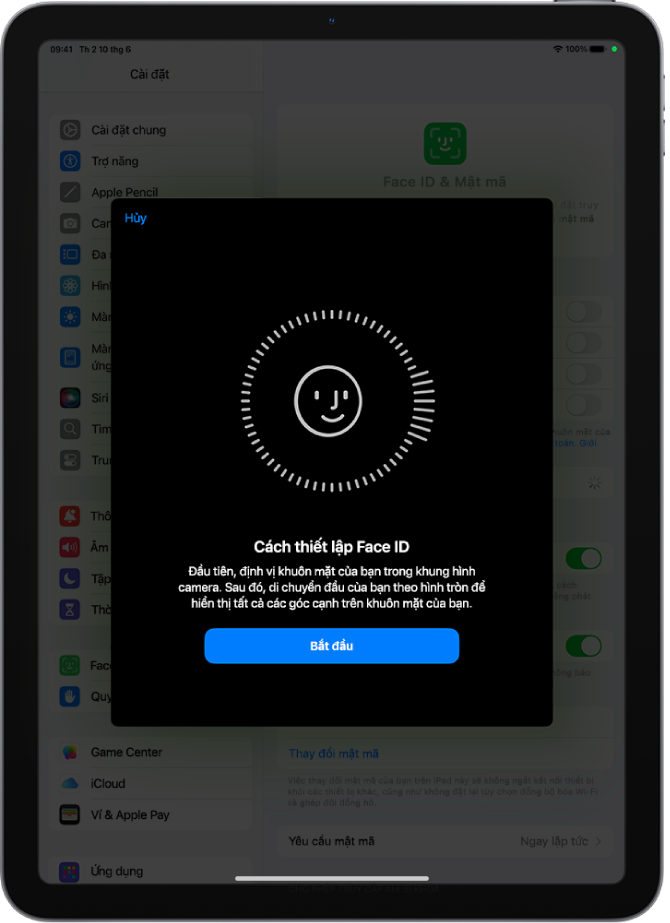 Màn hình thiết lập nhận dạng Face ID. Một khuôn mặt cười đang hiển thị trên màn hình, được bao quanh trong một vòng tròn. Văn bản bên dưới hướng dẫn người dùng di chuyển chậm đầu của họ để hoàn thành vòng tròn. Một nút cho Bắt đầu xuất hiện gần cuối màn hình.
