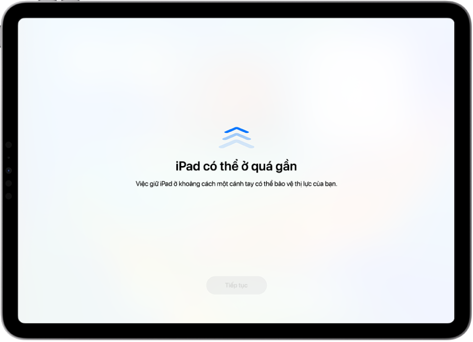 Một màn hình với cảnh báo rằng iPad ở quá gần và một gợi ý giữ iPad ở khoảng cách một cánh tay. Khi iPad di chuyển ra xa hơn, nút Tiếp tục ở dưới cùng xuất hiện để bạn có thể quay lại màn hình trước đó.